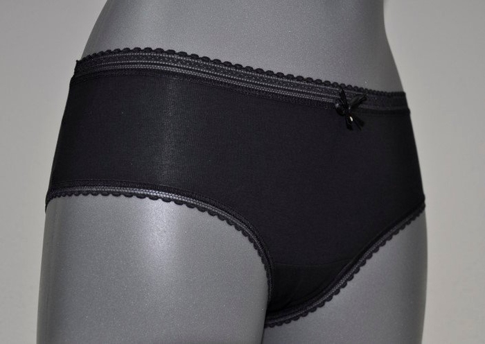 Eva Sybille zwart short
