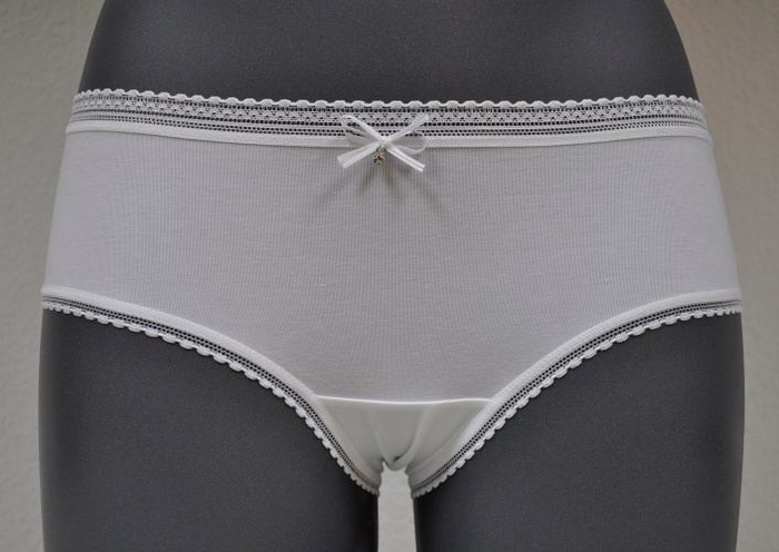 Eva Sybille wit short