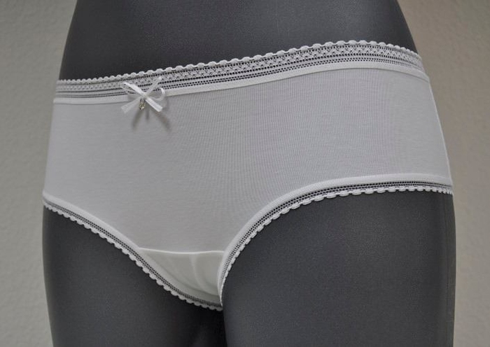 Eva Sybille wit short