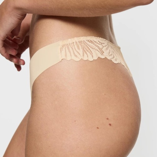 Triumph Pretty Micro beige string