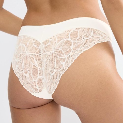 Triumph Body Make-Up Illusion Lace gebroken wit slip